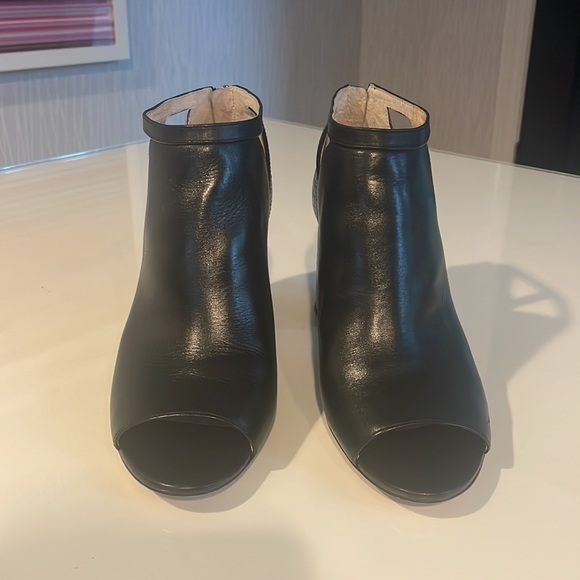 Louise et Cie Cut Out Black Leather Booties in Size 8.5. - Picture 2 of 7